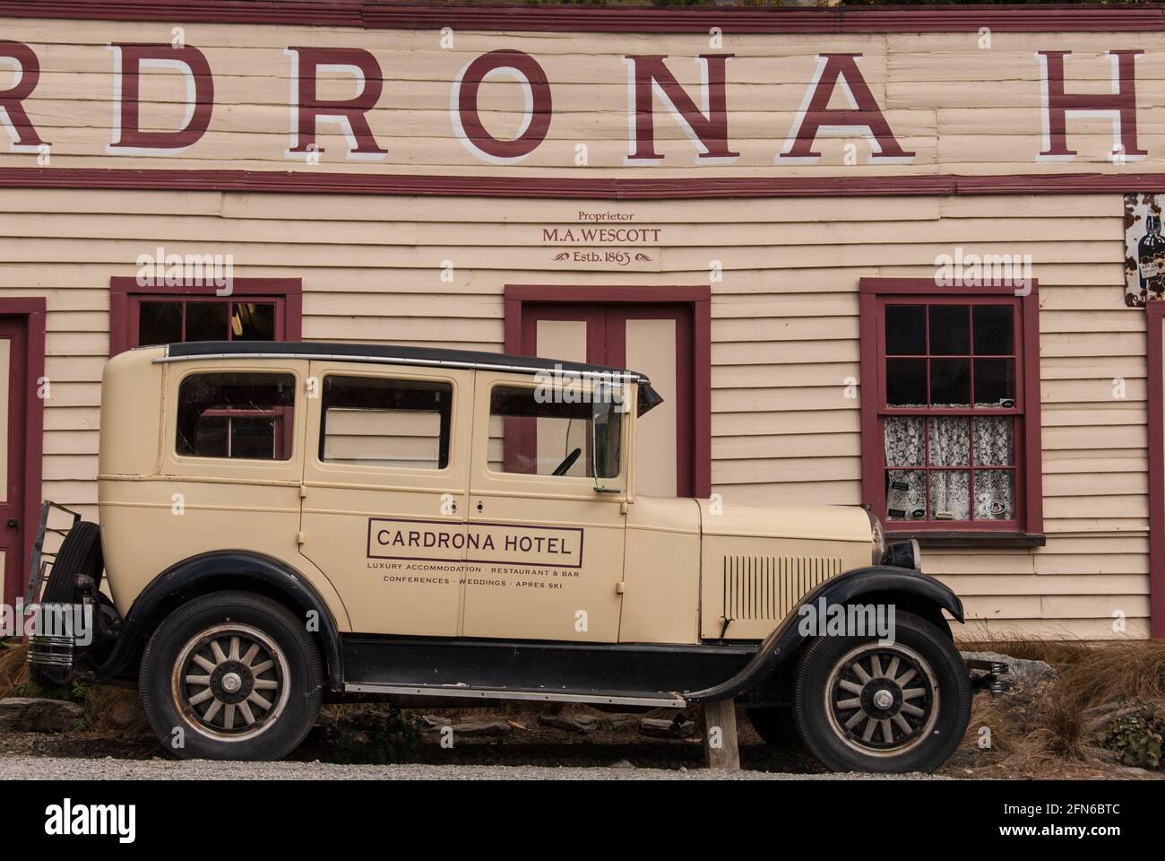 Un popolare luogo di foto: Lo storico Hotel Cardrona sulla Crown Range Road vicino al Lago Wanaka con un Ford modello A di fronte. Foto Stock