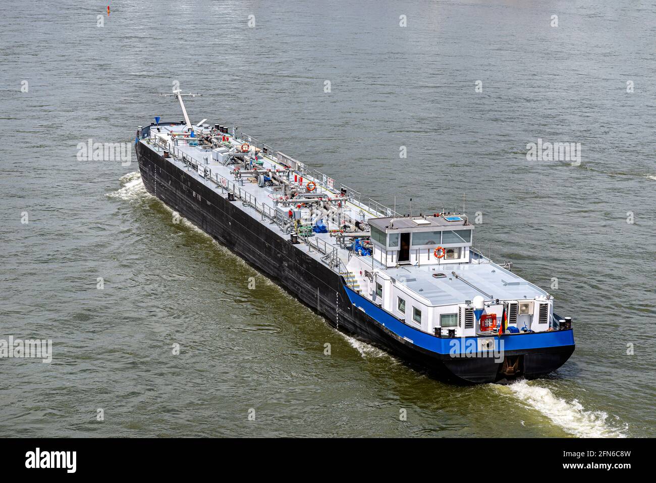 Una grande chiatta per il trasporto di combustibili liquidi in Germania sul fiume Reno. Trasporto di petrolio, gas e benzina, vista dall'alto. Foto Stock