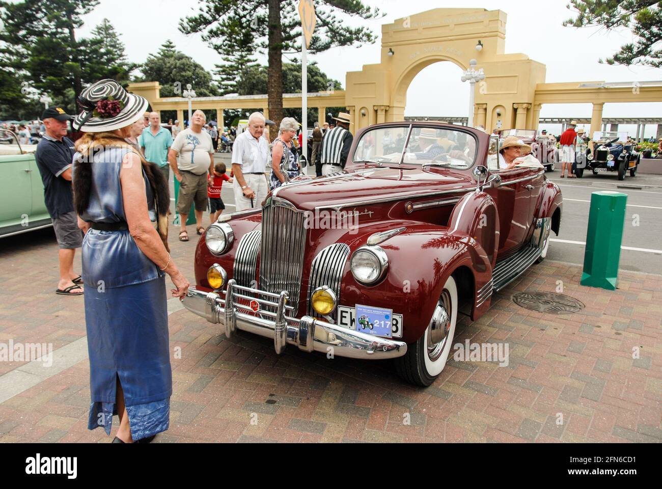 L'alta arte della guida in stile: Vista frontale di una Packard Super otto uno-sessanta cabriolet classica auto dal 1941 al fine settimana Art Deco a Napier. Foto Stock