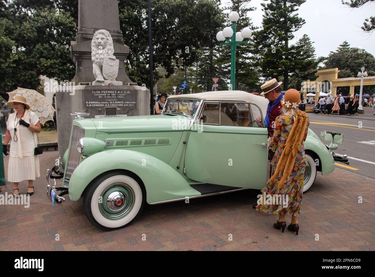 Vista laterale di un'auto classica Packard One-Twenty cabriolet dal 1936 al fine settimana Art Deco a Napier. Foto Stock