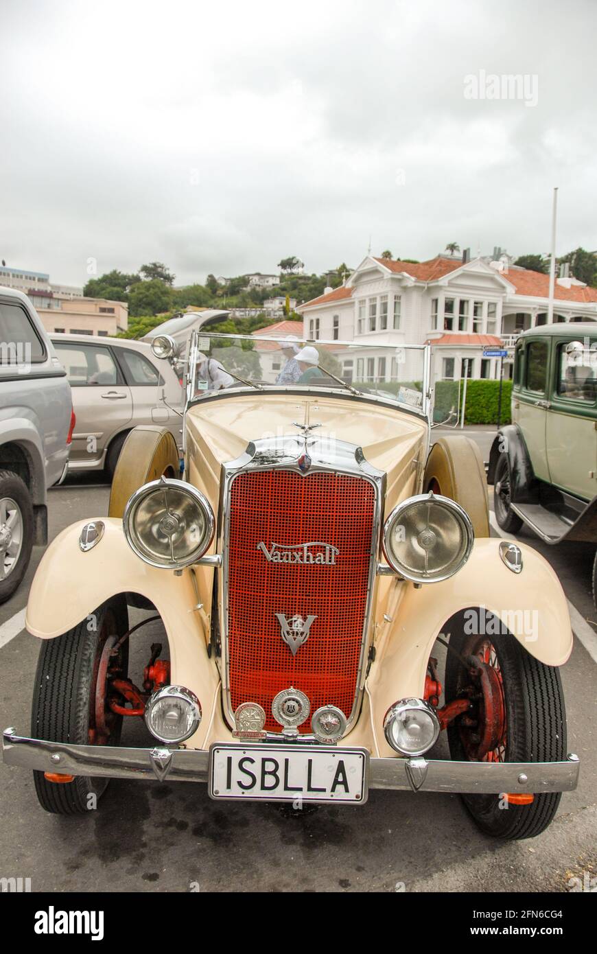 Vista frontale di un'auto classica Vauxhall 14-6 da circa 1933 al fine settimana Art Deco a Napier. Foto Stock