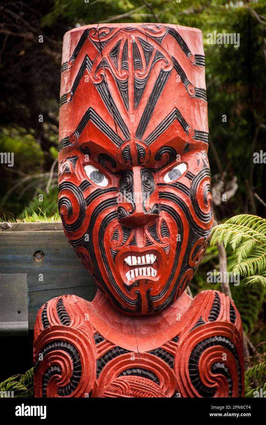 Una testa di legno triste al te Puia Arts and Crafts Center, dove Maori sono addestrati in artigianato tradizionale come legno e osso-carving. Foto Stock Una testa di legno triste al te Puia Arts and Crafts Center, dove Maori sono addestrati in artigianato tradizionale come legno e osso-carving. Foto Stock