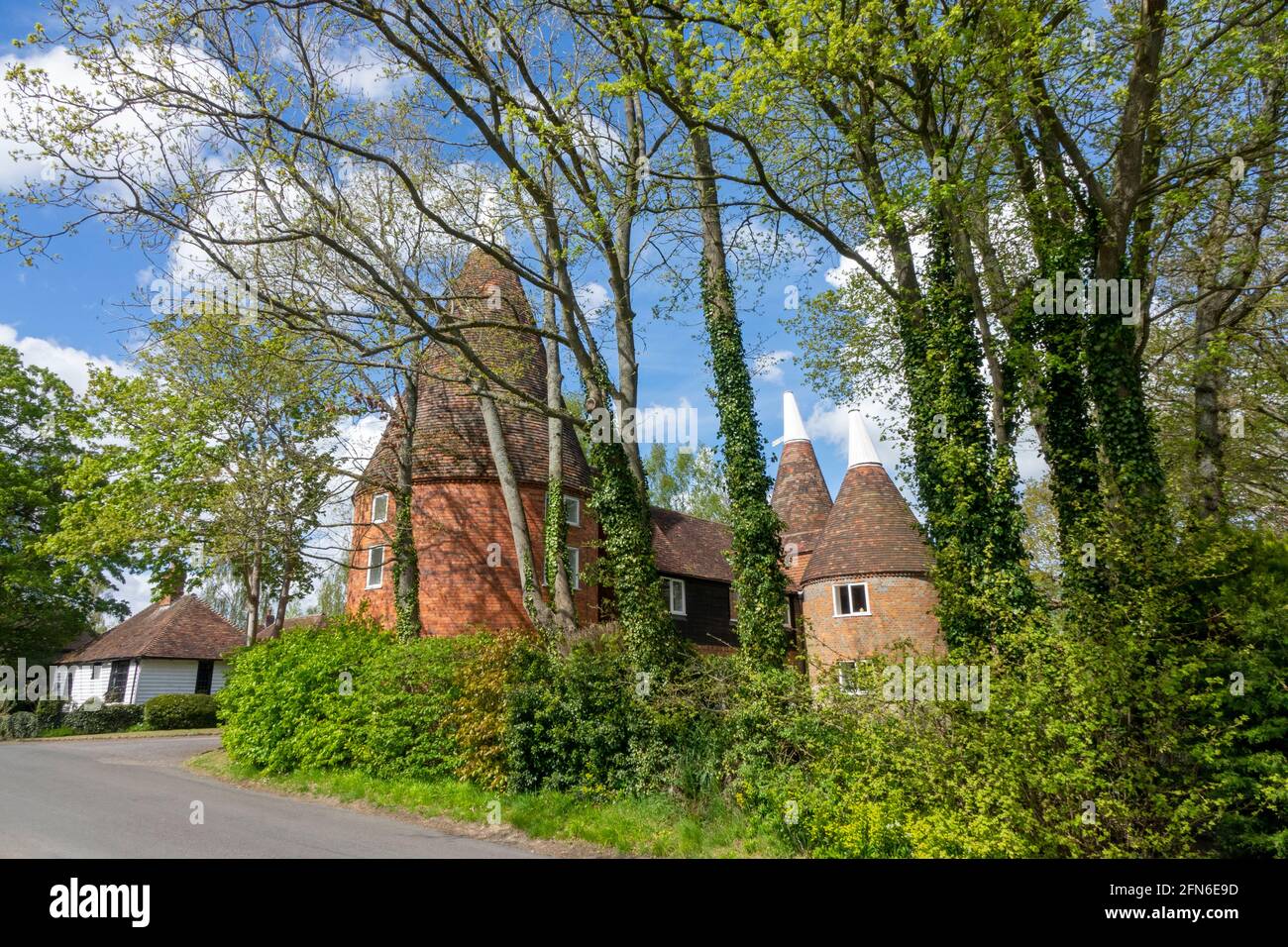 Le tradizionali Oast Houses a Smarden Village, Kent, Regno Unito, si sono convertite in una dimora Foto Stock