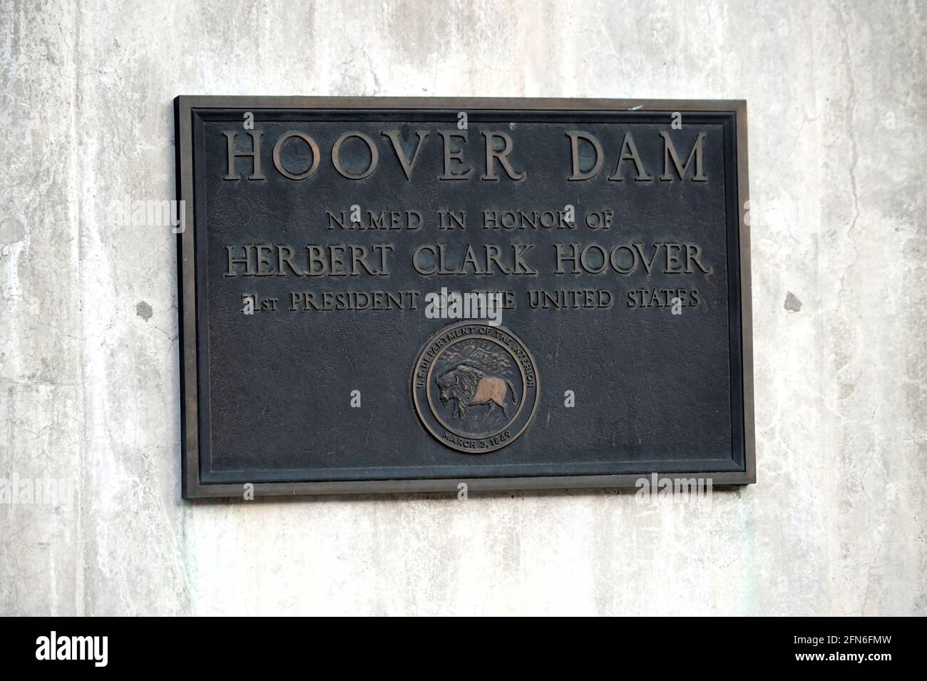 Lago Mead NRA USA 13 maggio 2021. Una placca di ottone che mostra il presidente Herbert Hoover come il nome della diga di Hoover è vista nel Black Canyon del fiume Colorado al confine tra l'Arizona e il Nevada. La diga di Hoover, completata nel 1936, investe in volume il lago Mead, il più grande bacino idrico degli Stati Uniti. La diga di Hoover è una delle principali attrazioni turistiche; ogni anno quasi un milione di persone fa un giro della diga. Credit: David Becker/ZUMA Wire/Alamy Live News Foto Stock