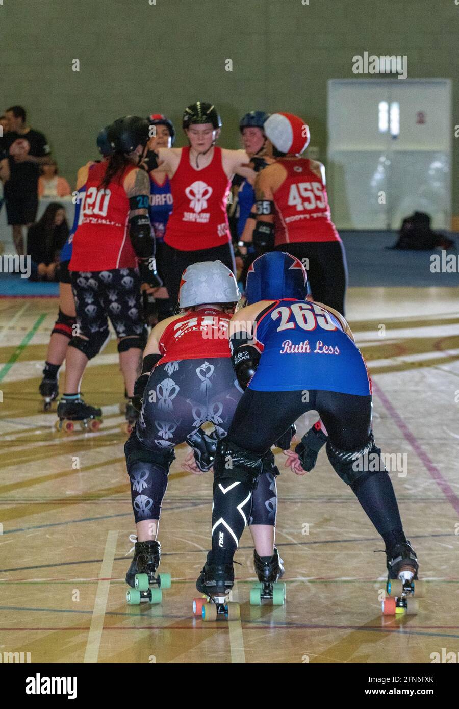 I jammers competono per lo spazio all'inizio di un rullo inceppamento derby Foto Stock