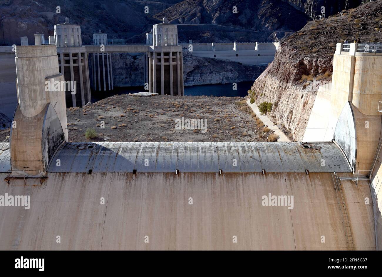 Lago Mead NRA USA 13 maggio 2021. Lo sversamento della diga è visto asciutto alla diga di Hoover sul confine tra l'Arizona e il Nevada. La diga di Hoover, completata nel 1936, investe in volume il lago Mead, il più grande bacino idrico degli Stati Uniti. Quasi tutto il sud-ovest degli Stati Uniti è impantanato in varie fasi di siccità, con conseguente diminuzione dei livelli di acqua nei due più grandi serbatoi della nazione, il lago Mead e il lago Powell. Credit: David Becker/ZUMA Wire/Alamy Live News Foto Stock