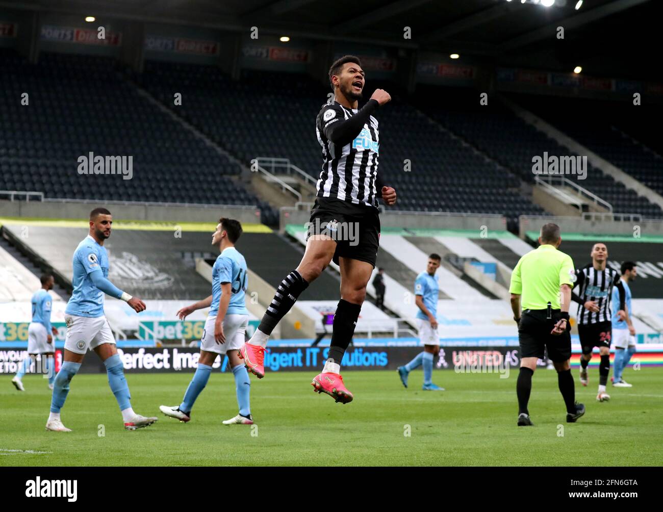 Joelinton di Newcastle United festeggia il secondo gol della partita dal posto di rigore durante la partita della Premier League al St James' Park, Newcastle upon Tyne. Data immagine: Venerdì 14 maggio 2021. Foto Stock