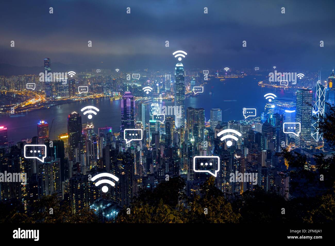 Wi-Fi e icone dei messaggi sulla vista panoramica dello skyline di Hong Kong dall'alto al tramonto. Connessione di rete wireless, WiFi, concetto di smart city e messaggistica online Foto Stock