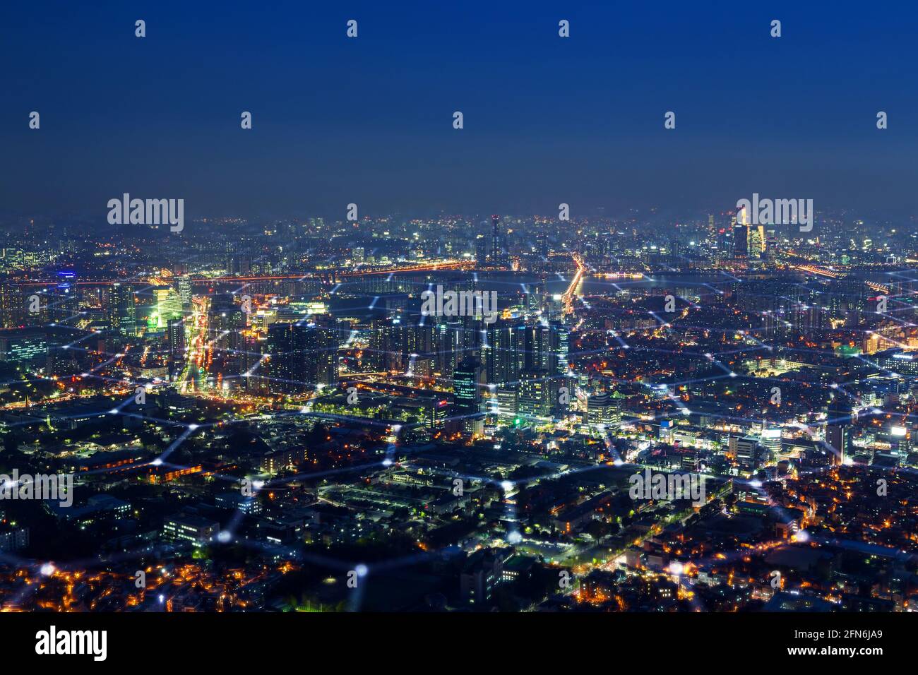 Vista panoramica dello skyline di Seoul, Corea del Sud, dall'alto di notte. Tecnologia di rete wireless Blockchain, città intelligente, 5G e foto di concetto dei big data. Foto Stock
