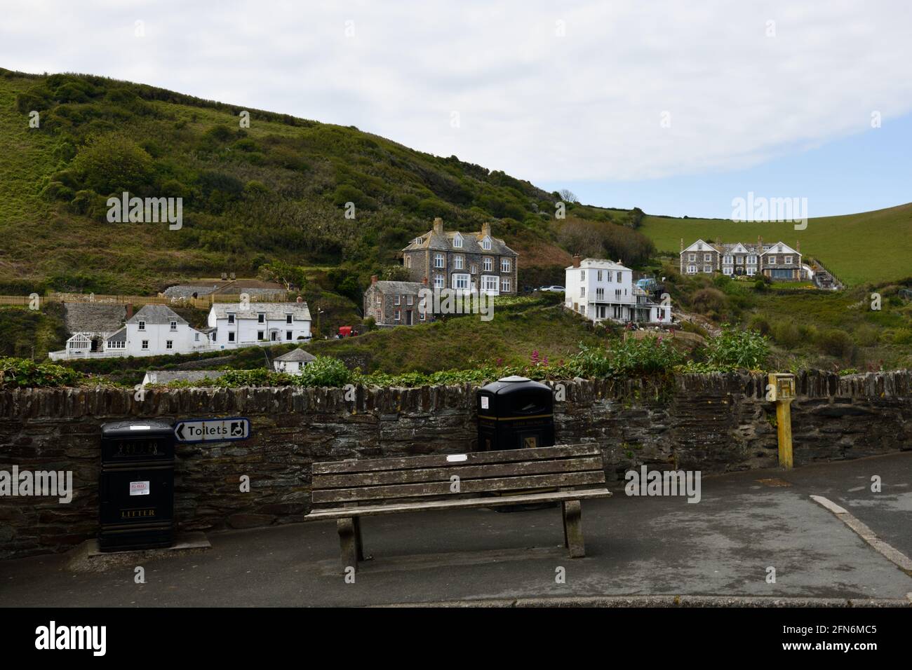 Case che si affacciano dalla strada principale sul porto di Port Issac Cornovaglia Inghilterra regno unito Foto Stock