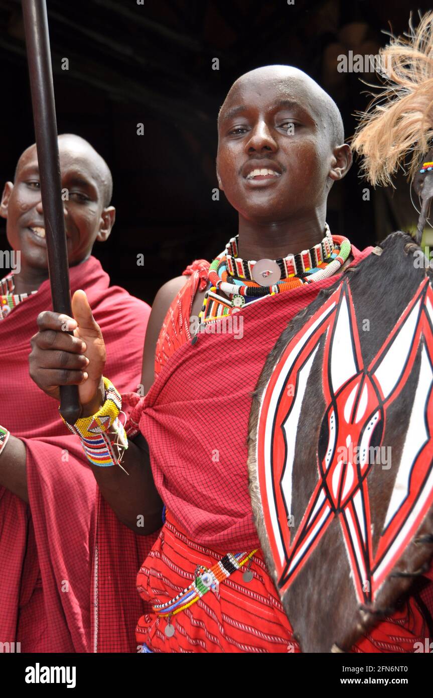 Masai uomini con speer e stoffa tradizionale. Junger Masai-Mann trägt traditionelle Hirtenbekleidung; Bantu-Kultur, Brauchtum, Folklore Foto Stock