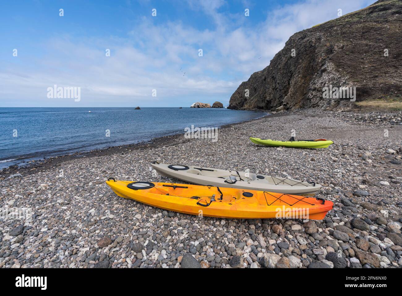 Baia di Stoney Beach con kayak vicino Scorpion Ranch sull'isola di Santa Cruz nel Channel Islands National Park vicino a Los Angeles e Ventura, California, USA. Foto Stock
