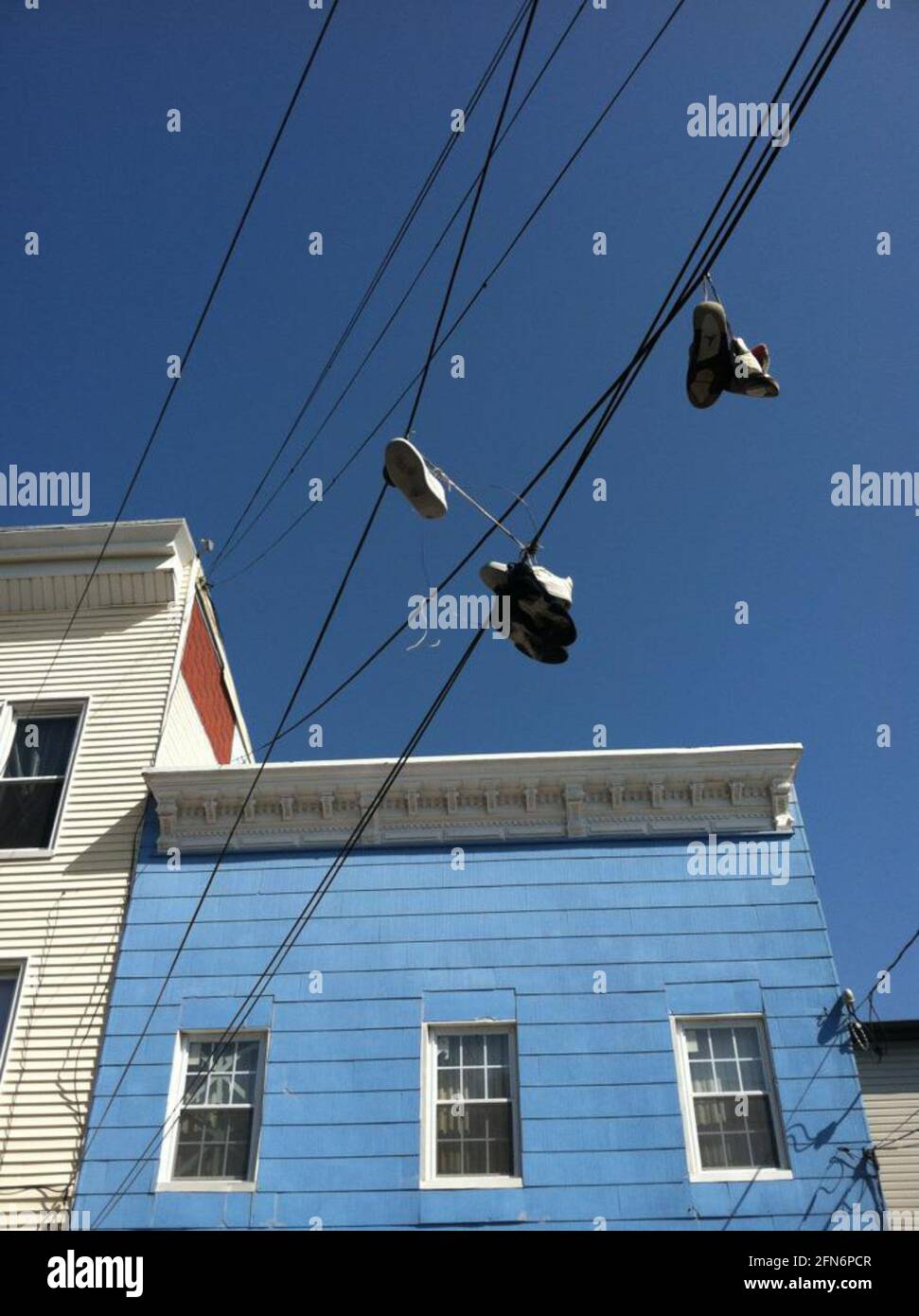 Scartato Sneakerson una linea telefonica a Brooklyn, New York Foto Stock