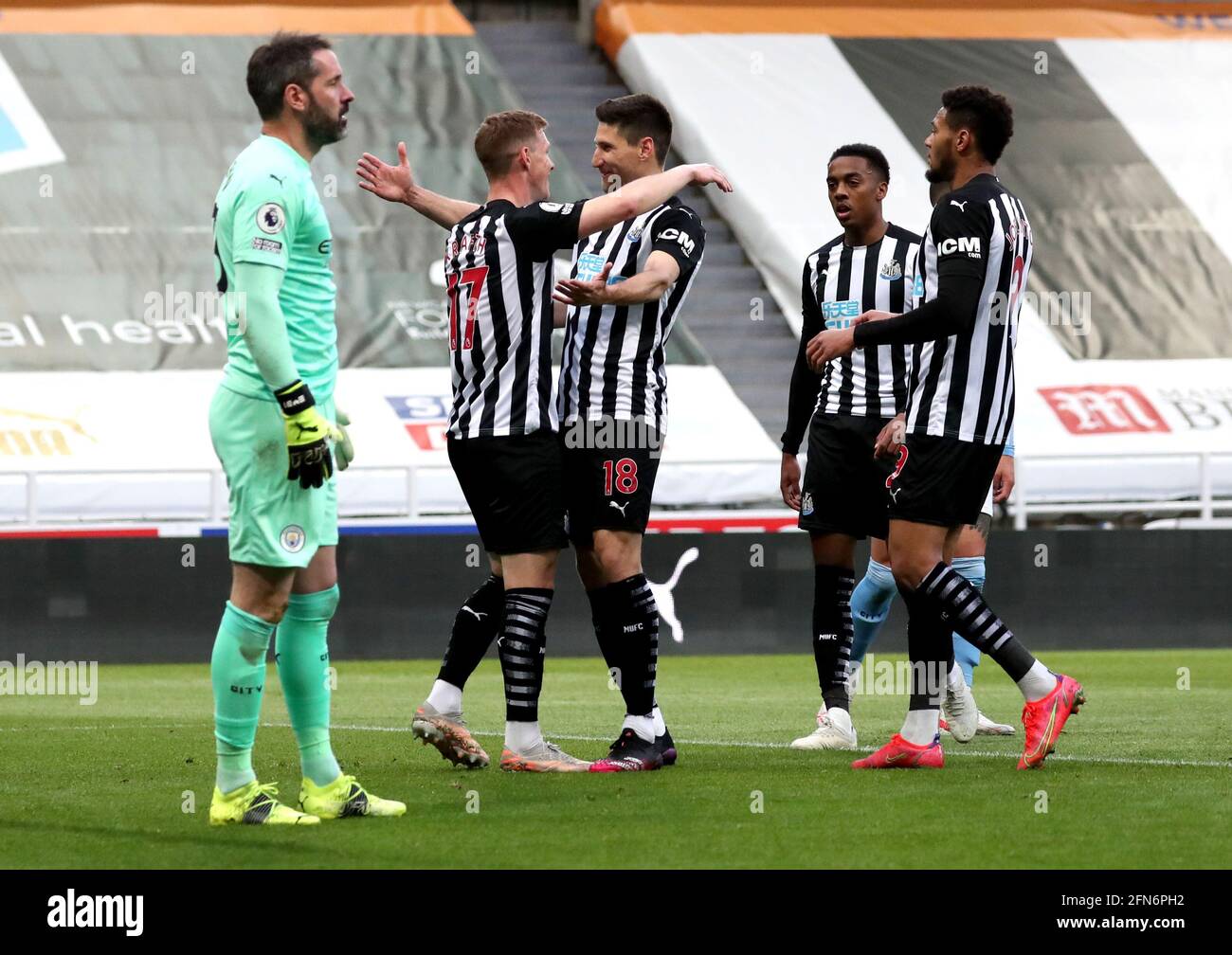 Emil Krafth (seconda a sinistra) di Newcastle United festeggia con i suoi compagni di squadra dopo aver segnato il primo gol della partita durante la partita della Premier League al St James' Park, Newcastle upon Tyne. Data immagine: Venerdì 14 maggio 2021. Foto Stock