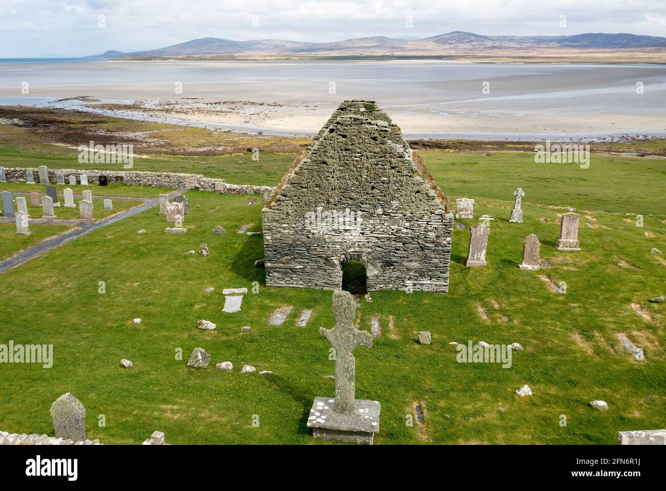 Vista aerea Kilnave Cappella e Croce situata sulla riva occidentale di Loch Gruinart, Isola di Islay, Ebridi interne, Scozia. Foto Stock