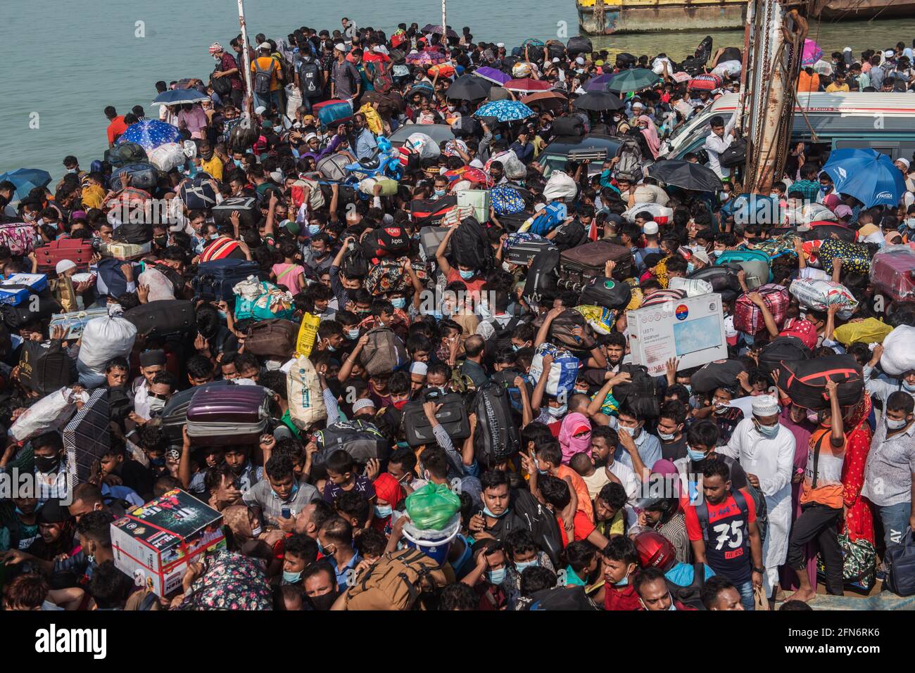 Il traghetto è affollato Foto Stock