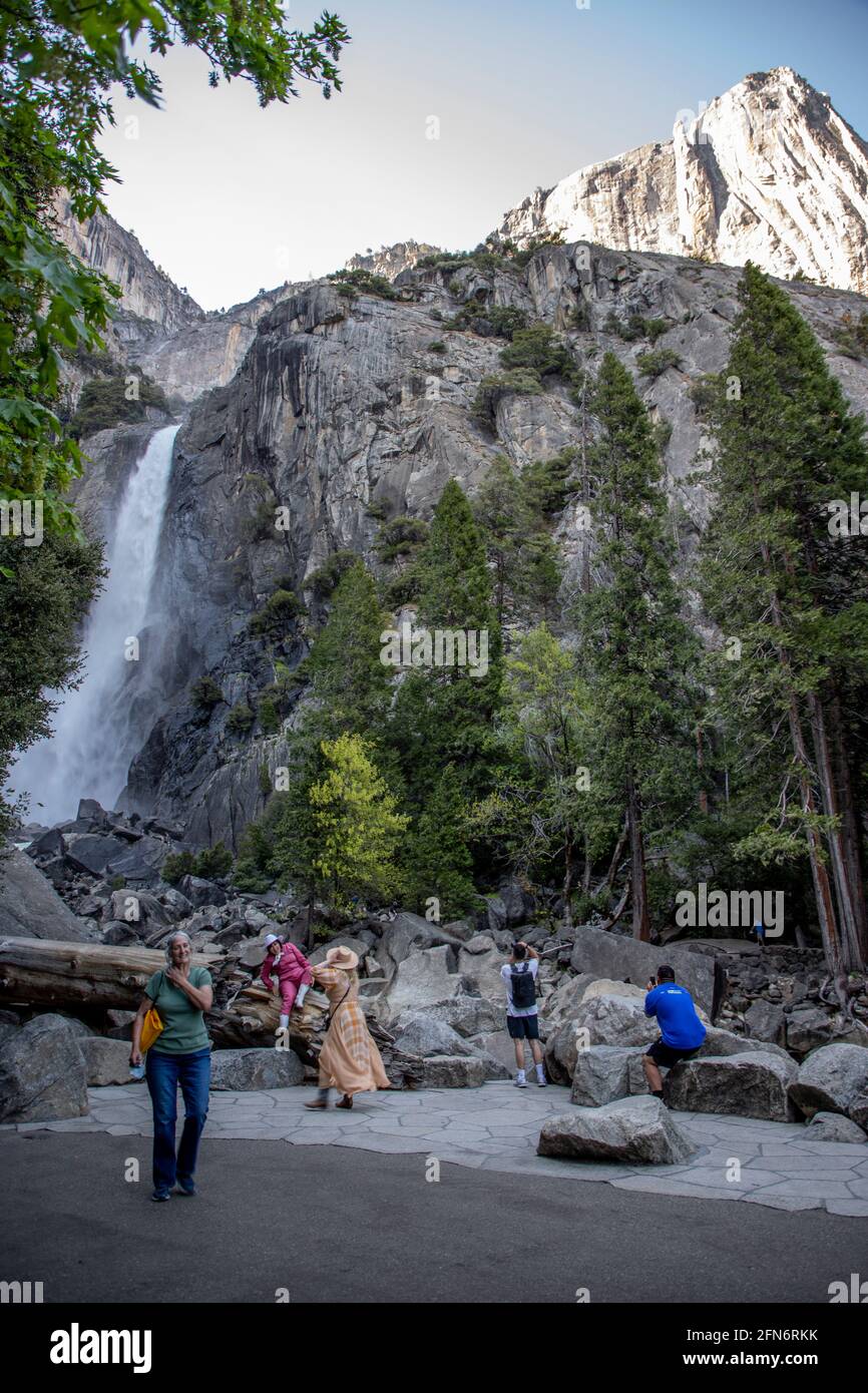 I visitatori si divertono e scattano foto alle Lower Yosemite Falls nello Yosemite National Park, California. Foto Stock