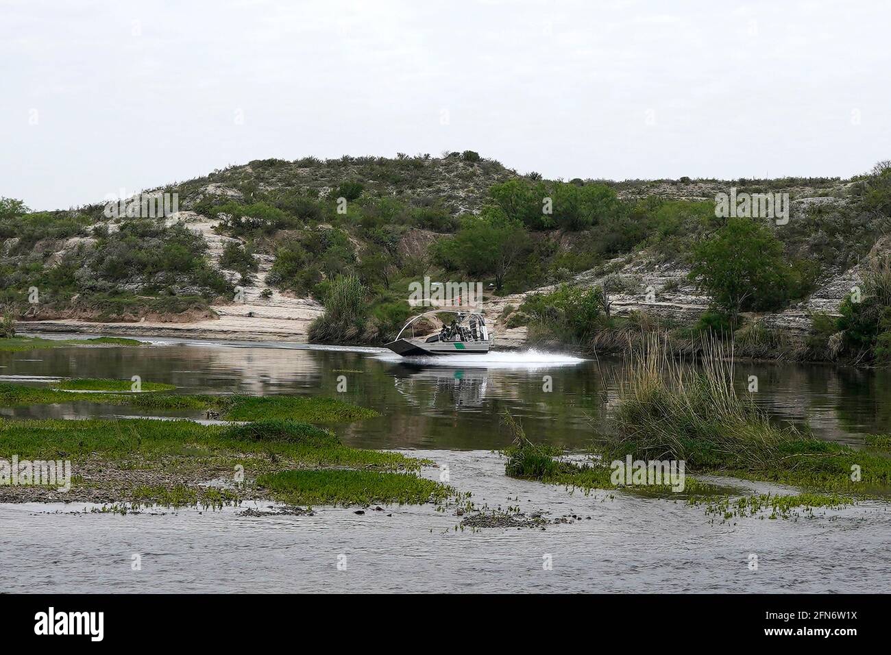 Del Rio, Stati Uniti. 13 maggio 2021. Pattugliamento aereo della pattuglia di frontiera degli Stati Uniti pattuglia il confine di Rio Grande US/Maxican. Secondo stime non ufficiali, circa 200,000 migranti sono passati negli Stati Uniti lungo il confine meridionale dal febbraio 2021. (Foto di J Lamparski/SOPA Images/Sipa USA) Credit: Sipa USA/Alamy Live News Foto Stock