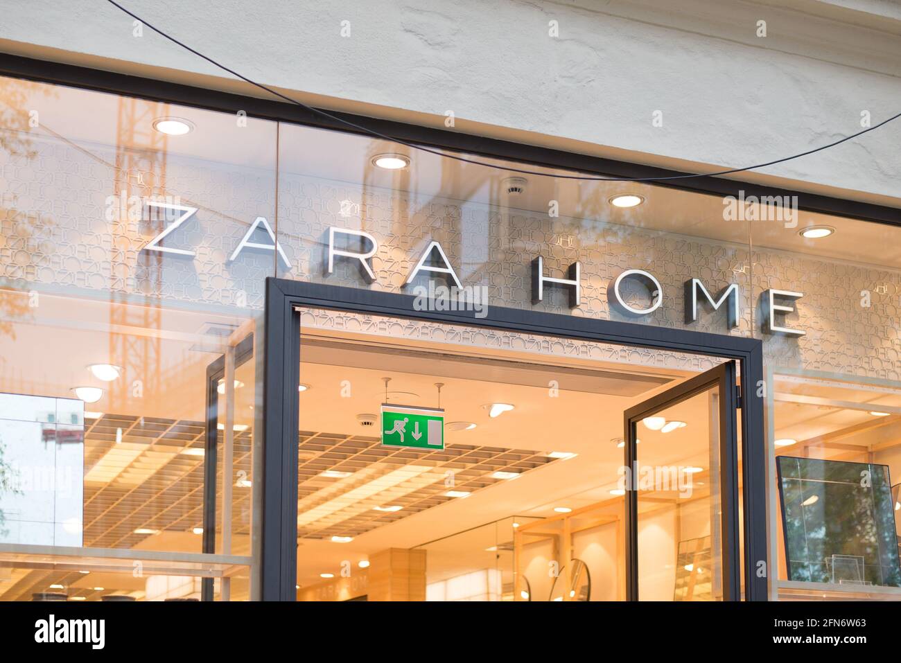 Cartello del negozio Zara Home Logo Shop Foto stock - Alamy