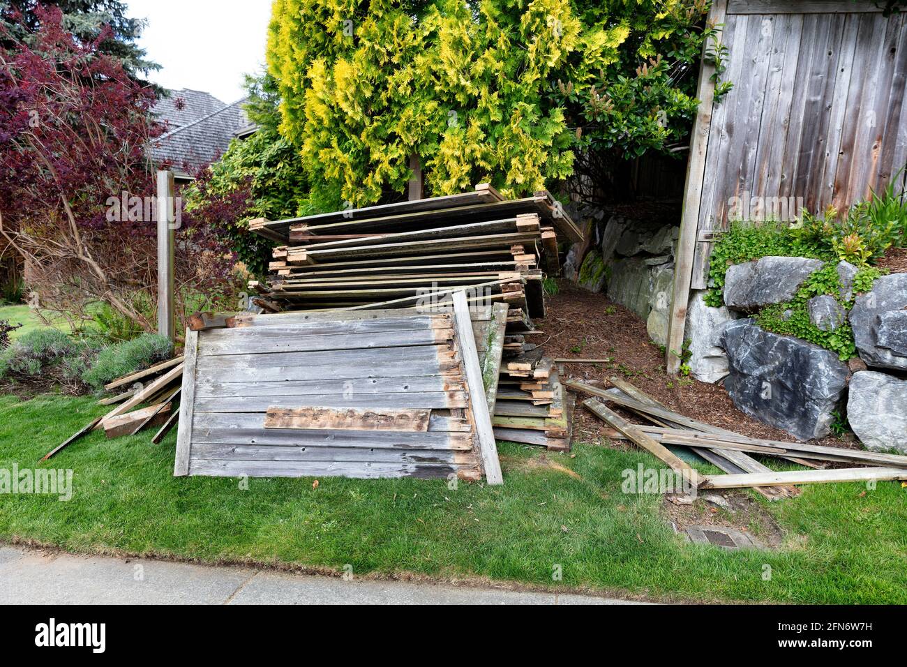 Chiudere una recinzione domestica che è presa giù per nuovo uno Foto Stock