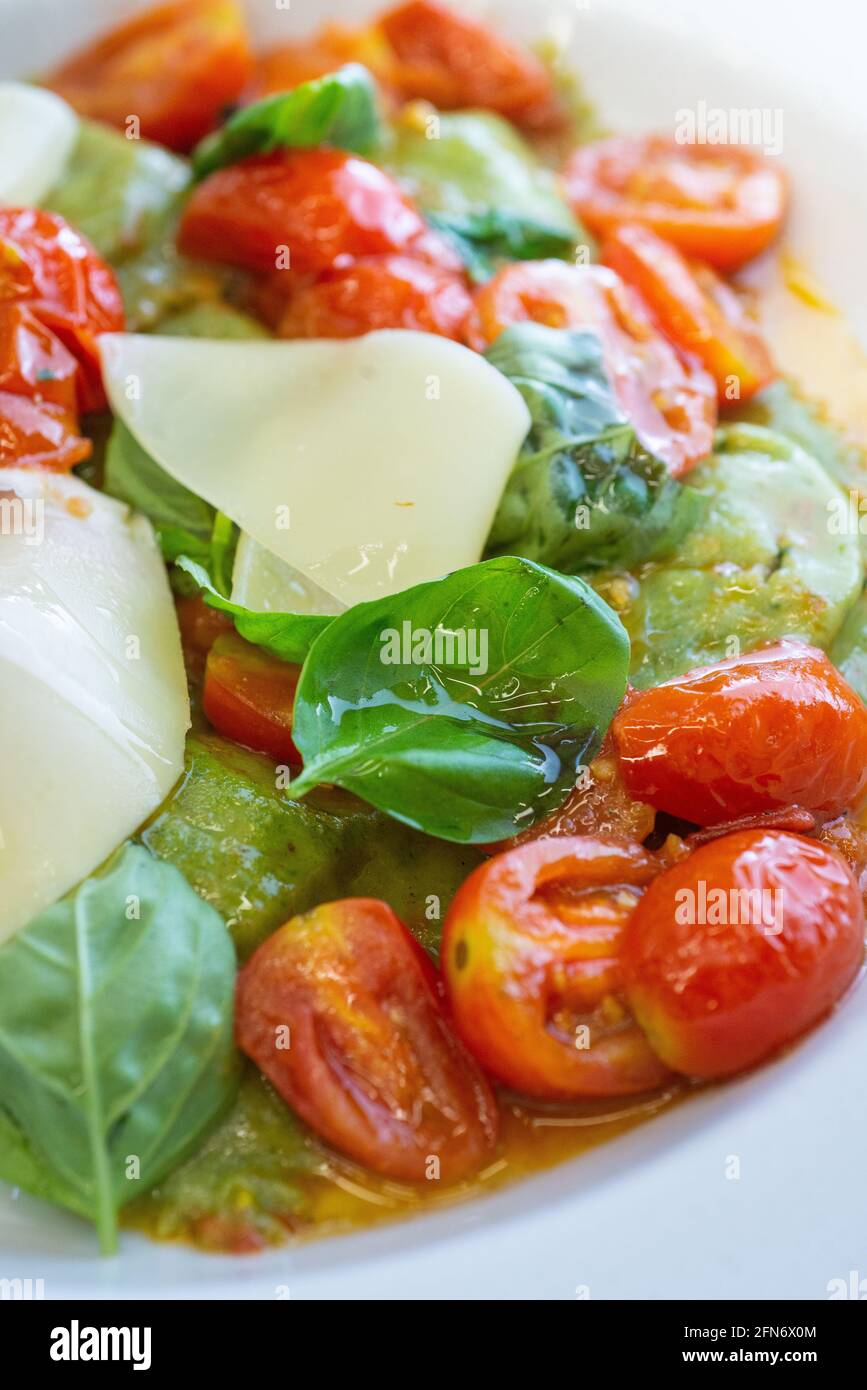 piatto pieno di prodotti mediterranei. Foto Stock