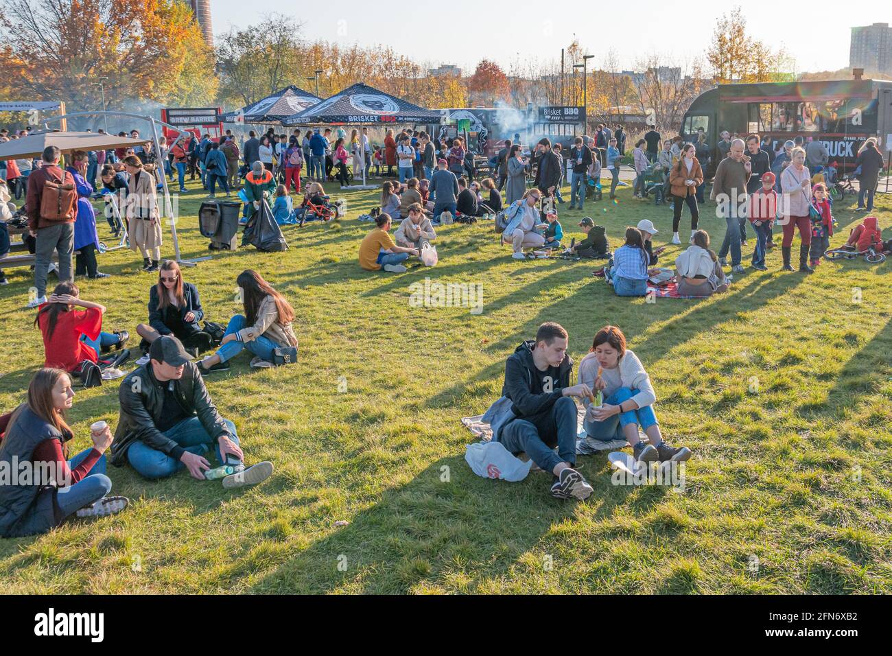 Kazan, Russia - 03 ottobre 2020: I residenti si rilassano, si siedono e si trovano sul prato nel parco cittadino, intorno al quale ci sono molti ristoranti mobili barbecue. Foto Stock