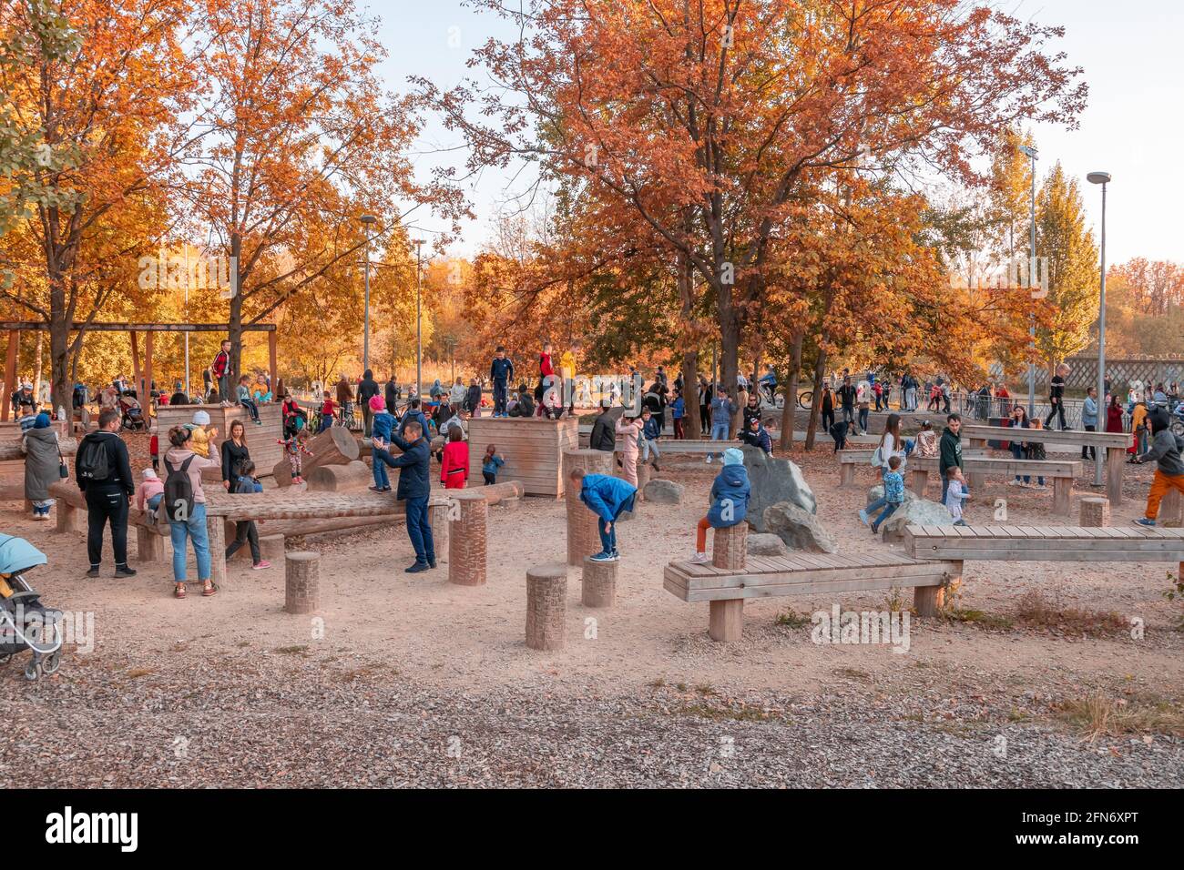 Kazan, Russia - 03 ottobre 2020: I bambini sotto la supervisione dei genitori giocano nel parco giochi pubblico della città in autunno Foto Stock