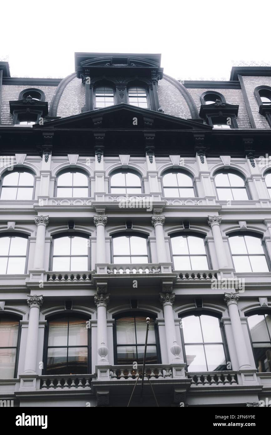 Mansarda tetto su un edificio a Broadway, Flatiron District, New York, Stati Uniti Foto Stock