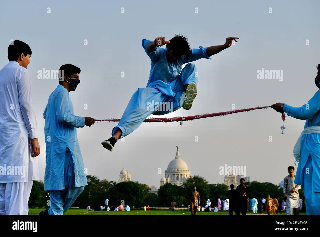 Kolkata, India. 14 maggio 2021. I cittadini afghani svolgono sport e acrobazie tradizionali durante la vacanza Eid al-Fitr a Kolkata, India, il 14 maggio 2021. Credit: Sr/Xinhua/Alamy Live News Foto Stock