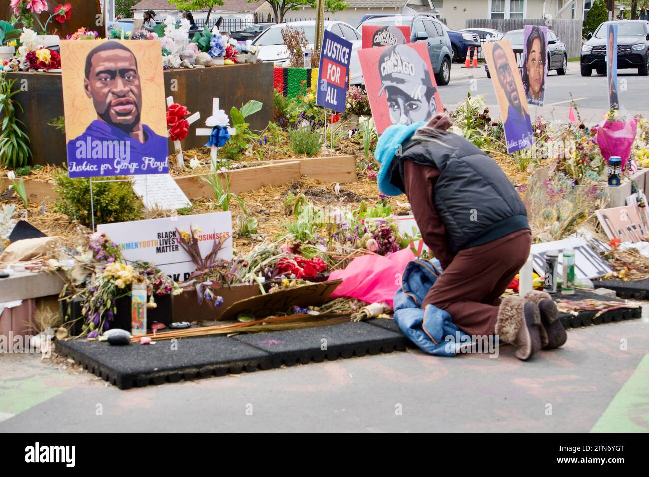 Donna inginocchiata e rispettosa al monumento Black Lives Matter di George Floyd Memorial Square. 38th & Chicago, Minneapolis, Minnesota. Foto Stock