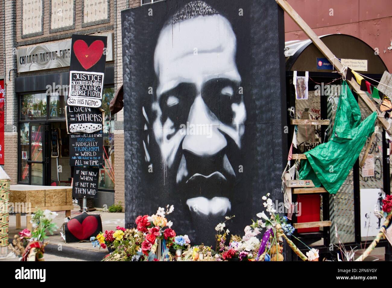 George Floyd murale e santuario al George Floyd Memorial Square con fiori per protestare contro la brutalità della polizia al 38 ° e Chicago. Minneapolis, Minnesota. Foto Stock