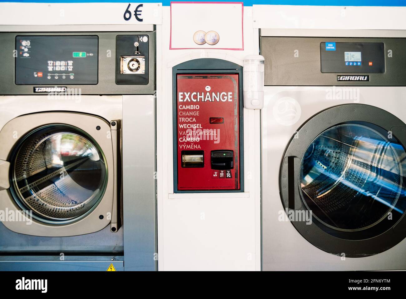 Valencia, Spagna - 13 maggio 2021: Una macchina per il cambio monete  installata in una lavanderia automatica Foto stock - Alamy