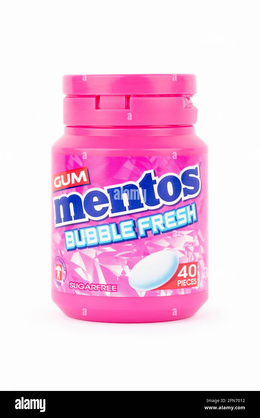 Una vasca di Mentos bolla fresca chewing gum sparato su uno sfondo bianco. Foto Stock