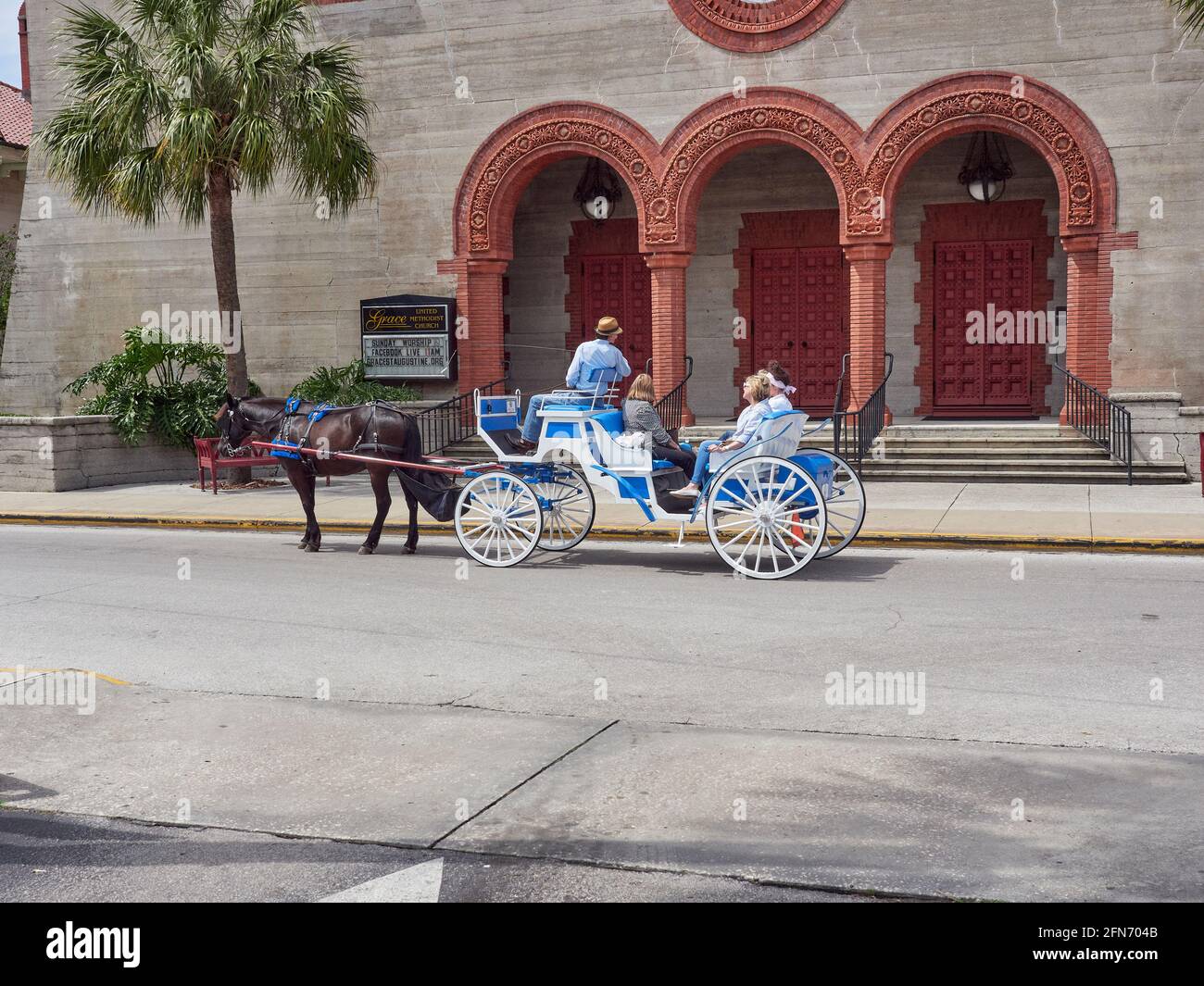 Carrozza trainata da cavalli che porta turisti in un tour delle strade di St Augustine Florida, USA. Foto Stock