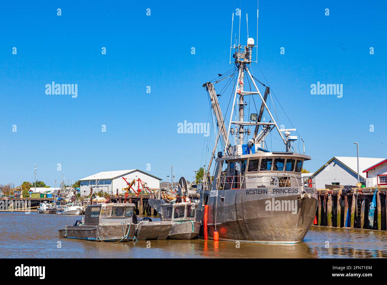 Nave da pesca commerciale Western Princess con gare d'appalto più piccole a Steveston Porto British Columbia Canada Foto Stock