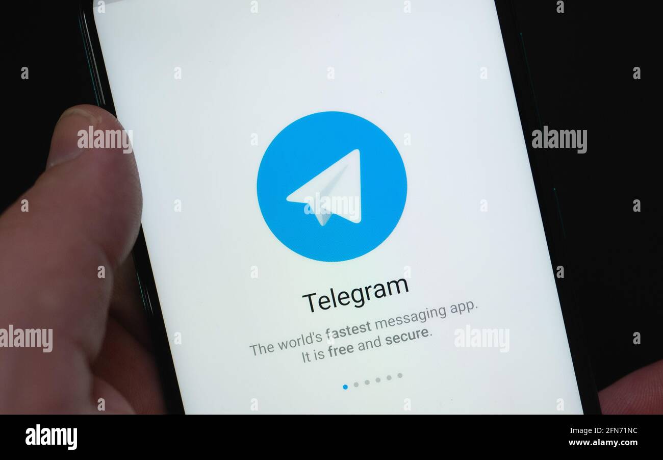 L'utente apre l'app per la messaggistica sullo smartphone Foto Stock