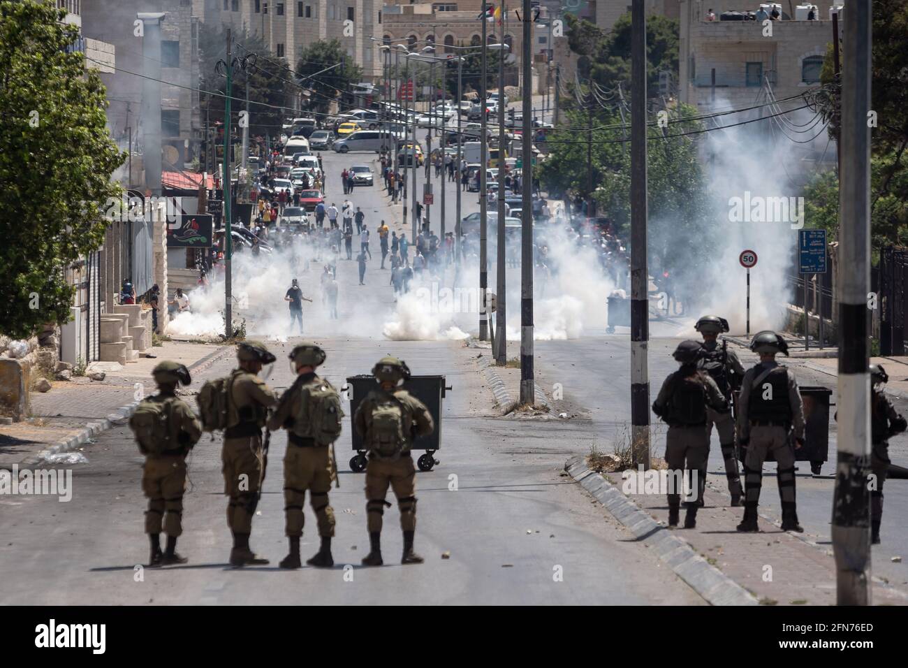 Betlemme. 14 maggio 2021. I membri della polizia di frontiera israeliana e i soldati israeliani prendono posizione durante una protesta contro Israele nella città di Betlemme, in Cisgiordania, il 14 maggio 2021. Venerdì, ha dichiarato il ministero della sanità palestinese, sono stati uccisi sette palestinesi e decine feriti in scontri tra dimostranti palestinesi e soldati israeliani in Cisgiordania. Credit: Luay Sababa/Xinhua/Alamy Live News Foto Stock