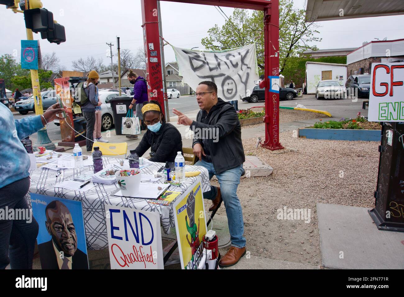 Avvocato generale Keith Ellison che fa un live streaming George Floyd Square. Minneapolis, Minnesota, Stati Uniti. Foto Stock