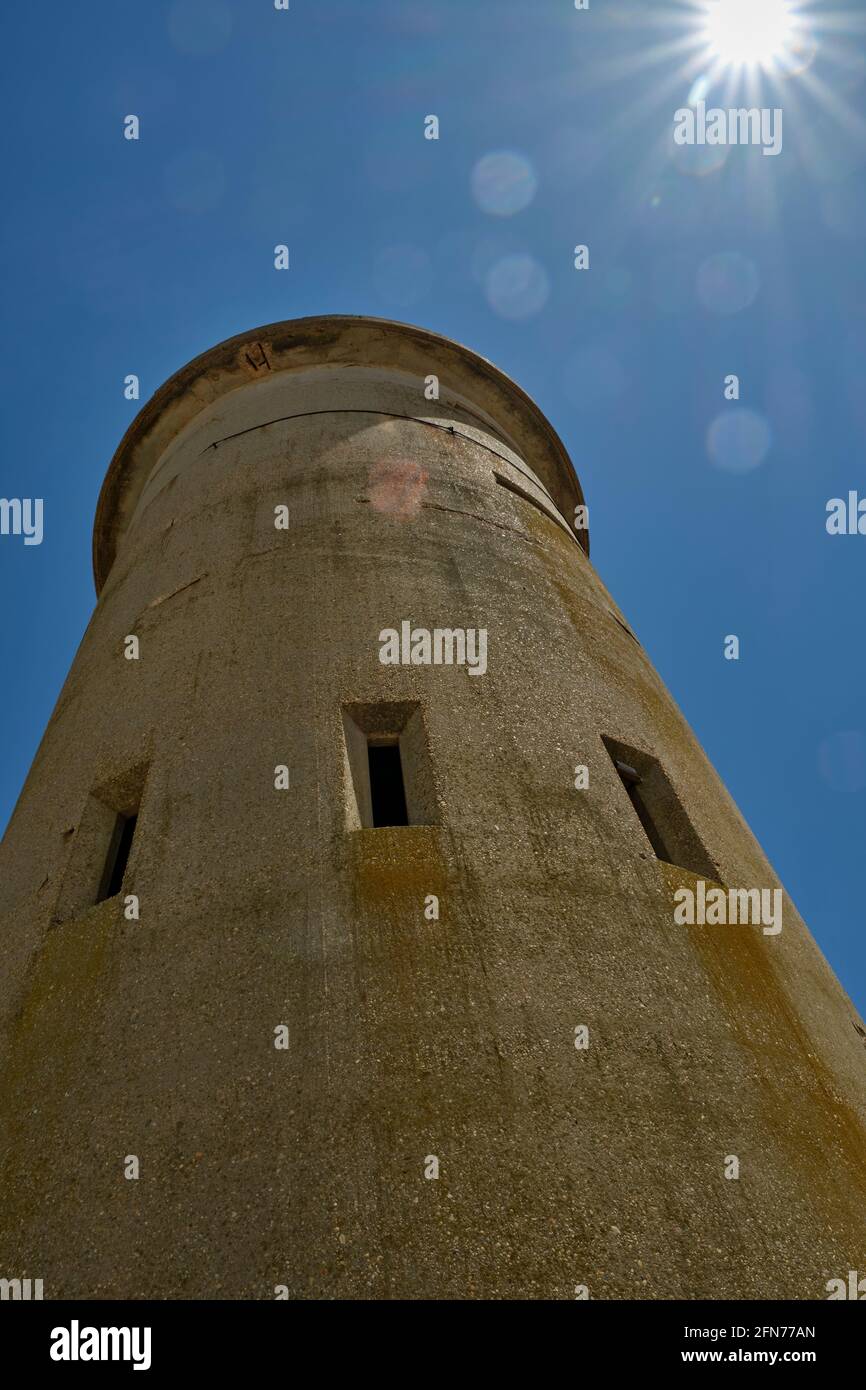 Torri di osservazione dell'artiglieria rinforzata in cemento della seconda guerra mondiale lungo la spiaggia del Cape Henlopen state Park, Delaware. Foto Stock