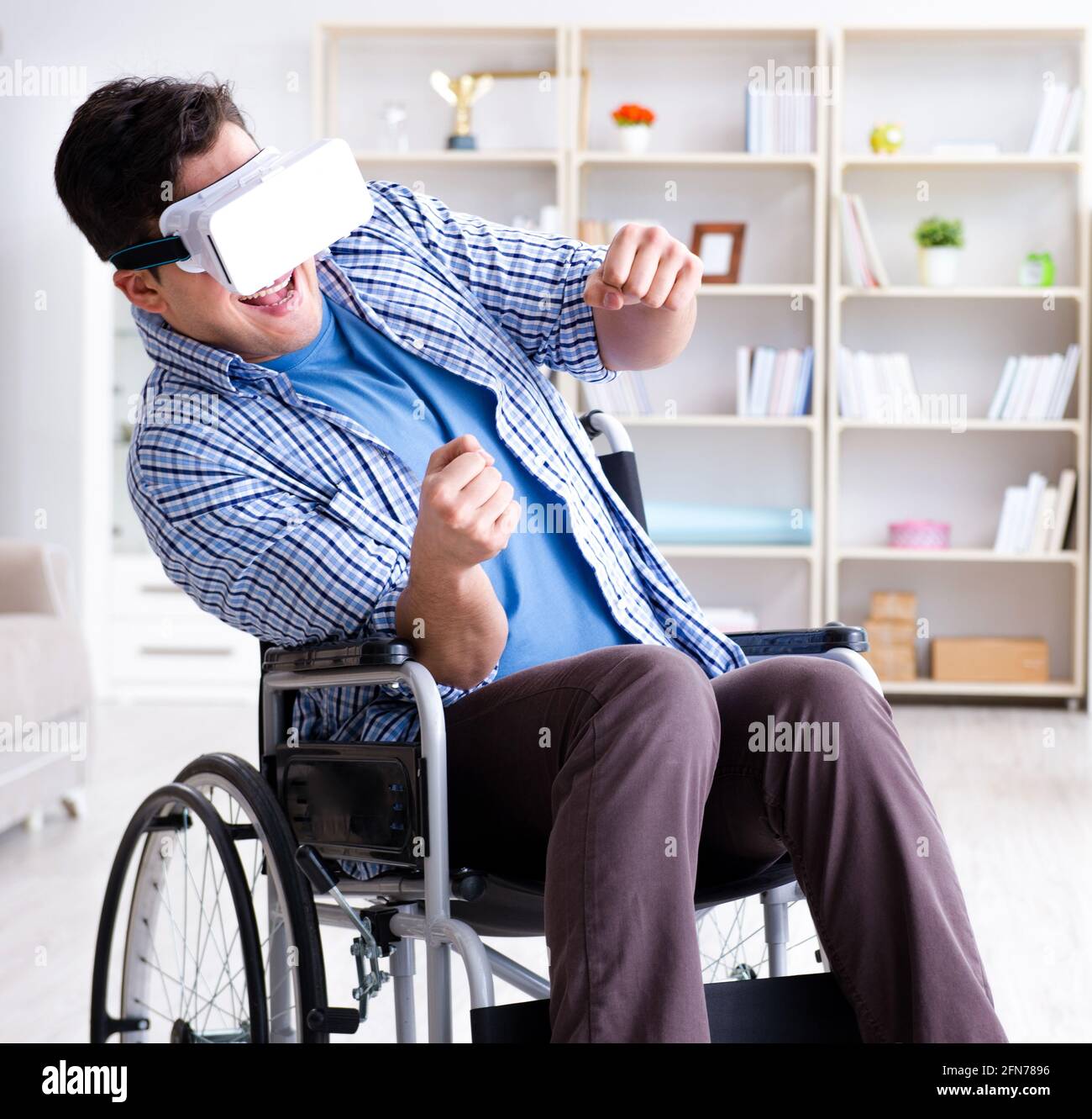 L'uomo disabili studiando con occhiali per realtà virtuale Foto Stock