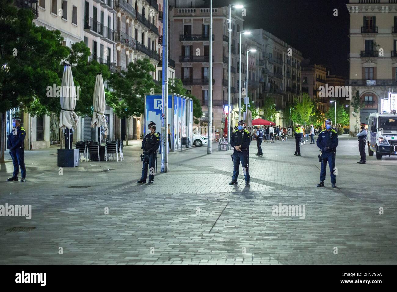 Barcellona, Spagna. 14 maggio 2021. Gli agenti di polizia si levano in piedi in una fila per impedire alle persone di riunirsi. Folle di persone affollano il centro della città per bere e divertirsi senza alcuna misura di sicurezza il primo fine settimana senza uno stato di allarme e senza un coprifuoco a Barcellona che fa sì che la polizia svolga un'operazione di sfratto. (Foto di Thiago Prudencio/SOPA Images/Sipa USA) Credit: Sipa USA/Alamy Live News Foto Stock