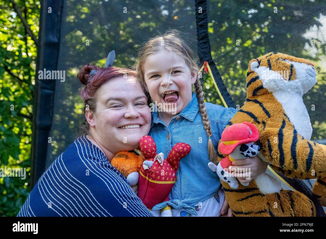 Lynwood, Washington, Stati Uniti. La ragazza di quattro anni e la madre abbracciano ed essendo affettuosa. (SIG.) Foto Stock