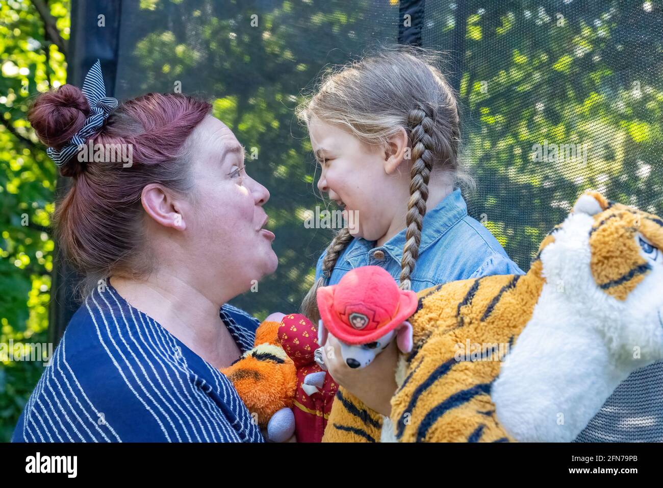 Lynwood, Washington, Stati Uniti. La ragazza di quattro anni e la madre abbracciano ed essendo affettuosa. (SIG.) Foto Stock