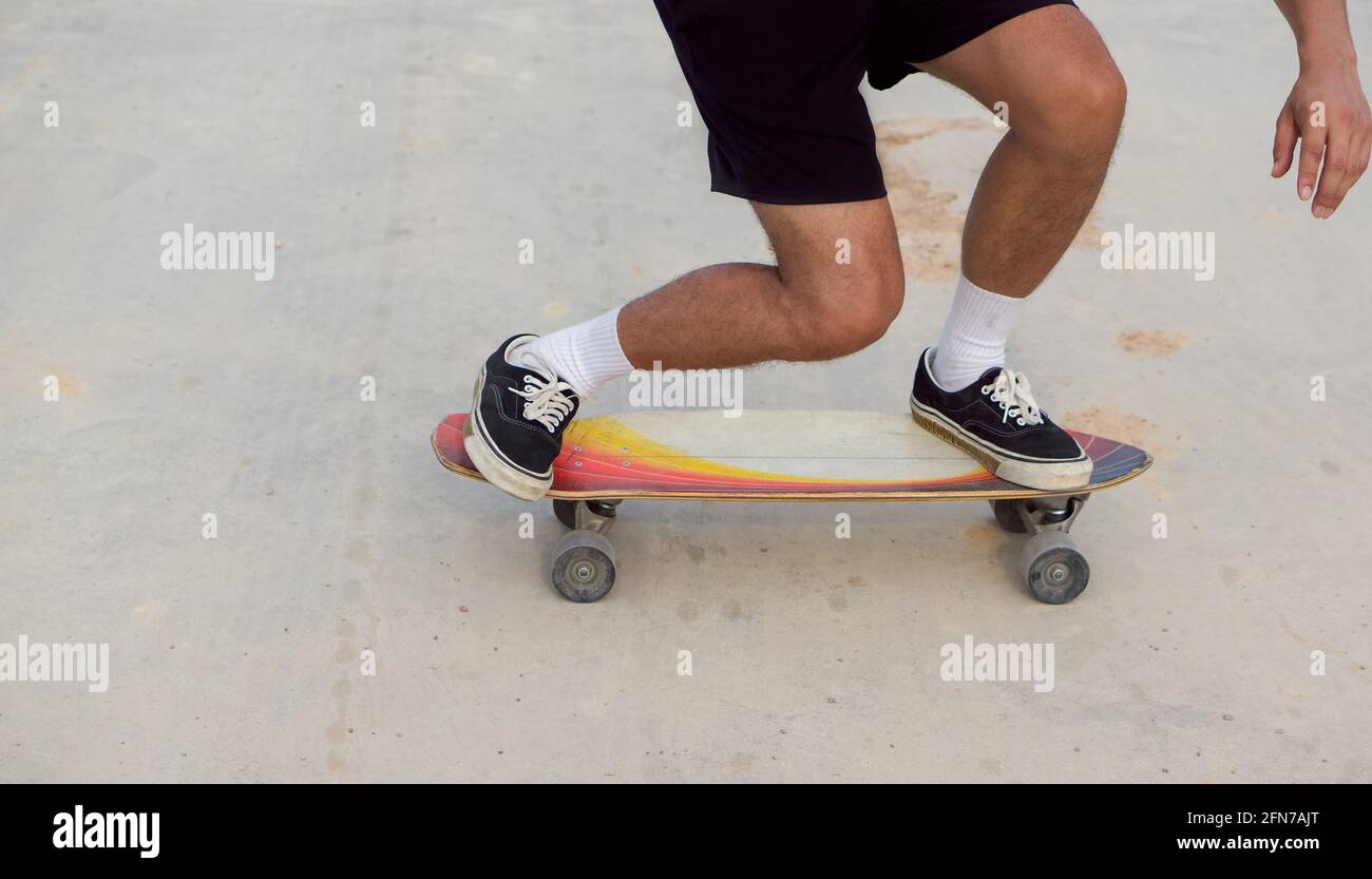 Skateboard su fondo stradale con sporcizia e sabbia. Può causare lo  slittamento e la caduta di un incidente Foto stock - Alamy