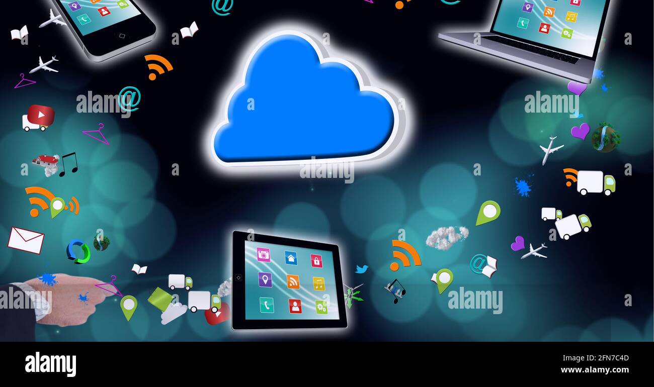 I dispositivi intelligenti e le icone dei social media sulla mano dell'uomo d'affari, la tecnologia e i concetti aziendali Foto Stock