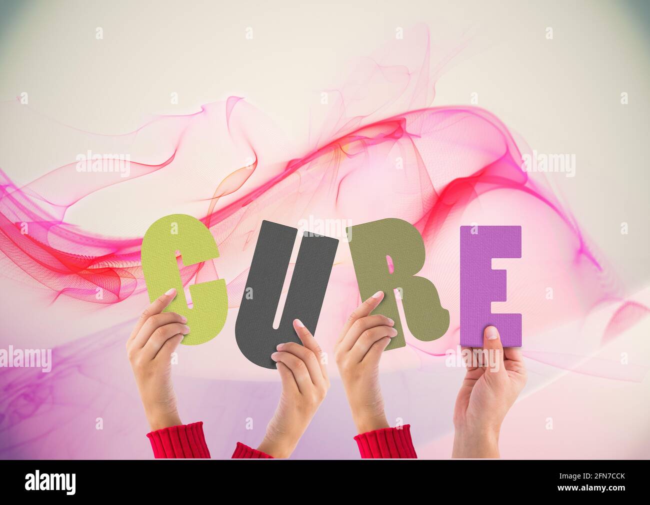 Composizione di cure lettere multicolore tenute da persone con fumo rosa Foto Stock