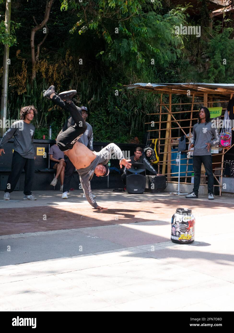 Medellin, Antioquia, Colombia - Dicembre 23 2020: Giovane uomo Break Danza in abiti neri e grigi nella Comuna 13 Foto Stock Medellin, Antioquia, Colombia - Dicembre 23 2020: Giovane uomo Break Danza in abiti neri e grigi nella Comuna 13 Foto Stock
