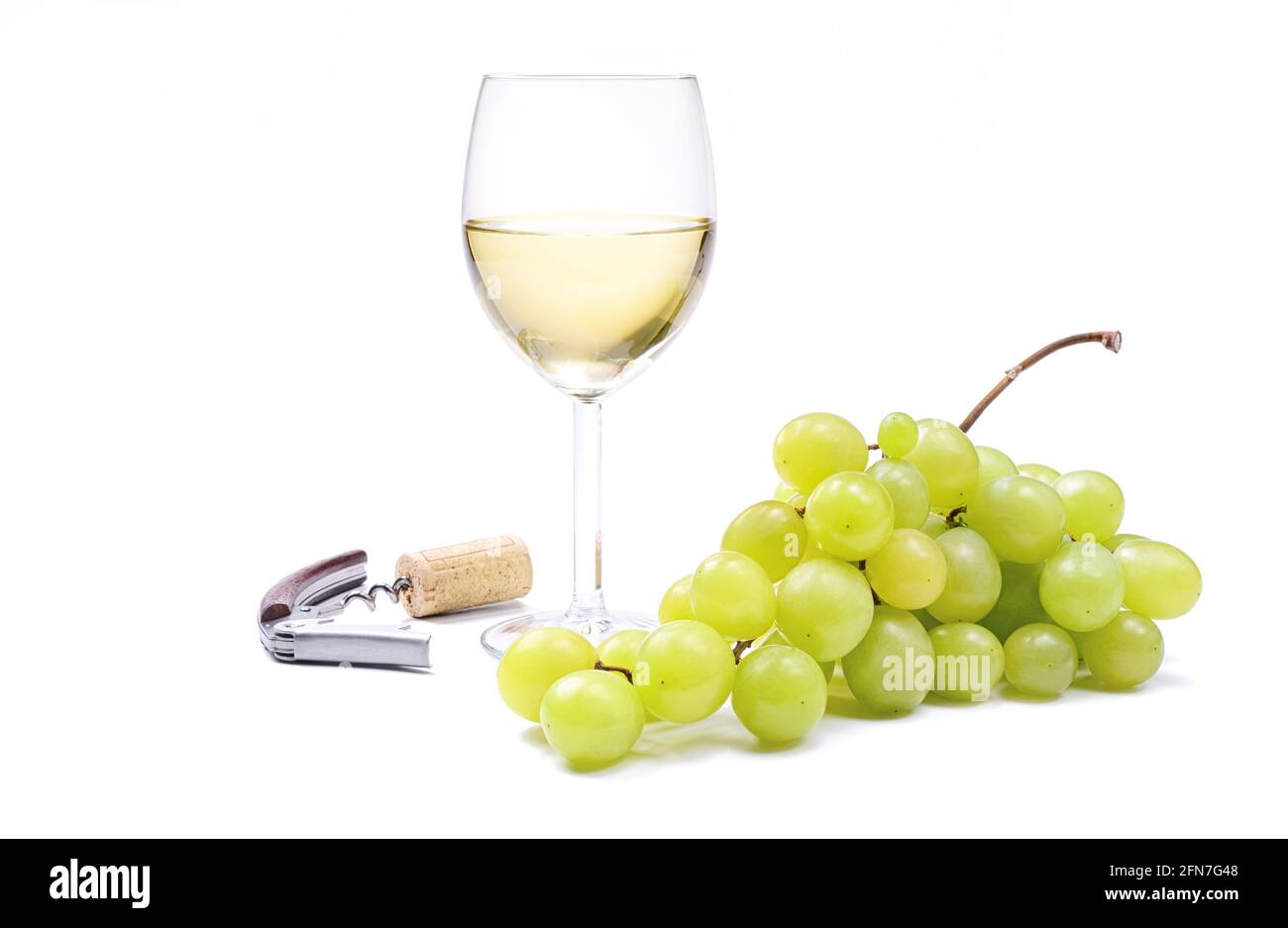 Bicchiere di vino bianco con uva e cavatappi isolati su sfondo bianco. Foto Stock