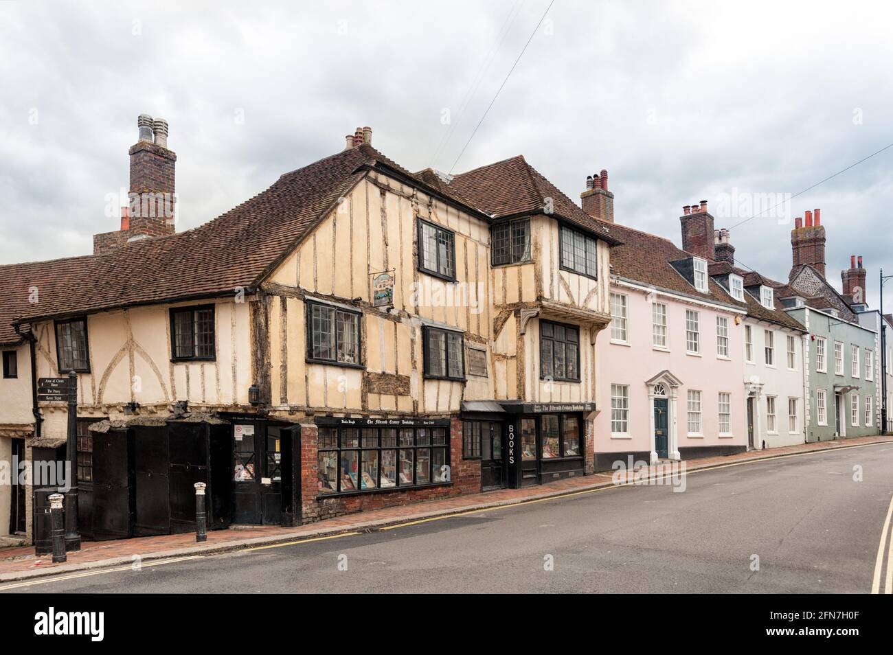 LEWES, EAST SUSSEX, Regno Unito - 29 APRILE 2012: Vista esterna della libreria quindicesimo secolo in High Street Foto Stock