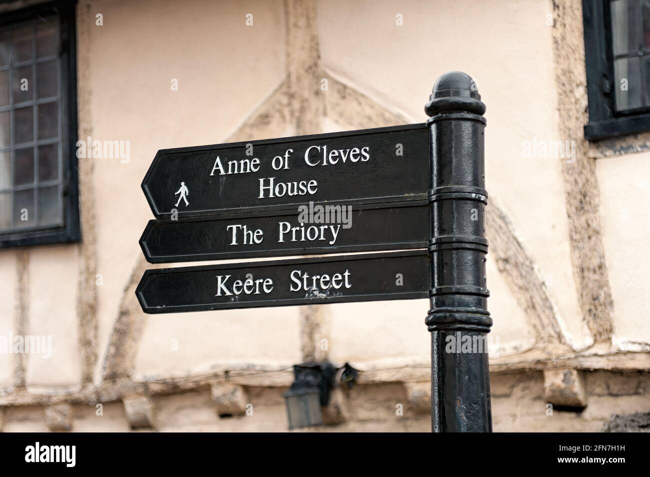 LEWES, EAST SUSSEX, Regno Unito - 29 APRILE 2012: Segno nel centro città con direzione per Anne of Cleves House, il Priorato e Keere Street Foto Stock